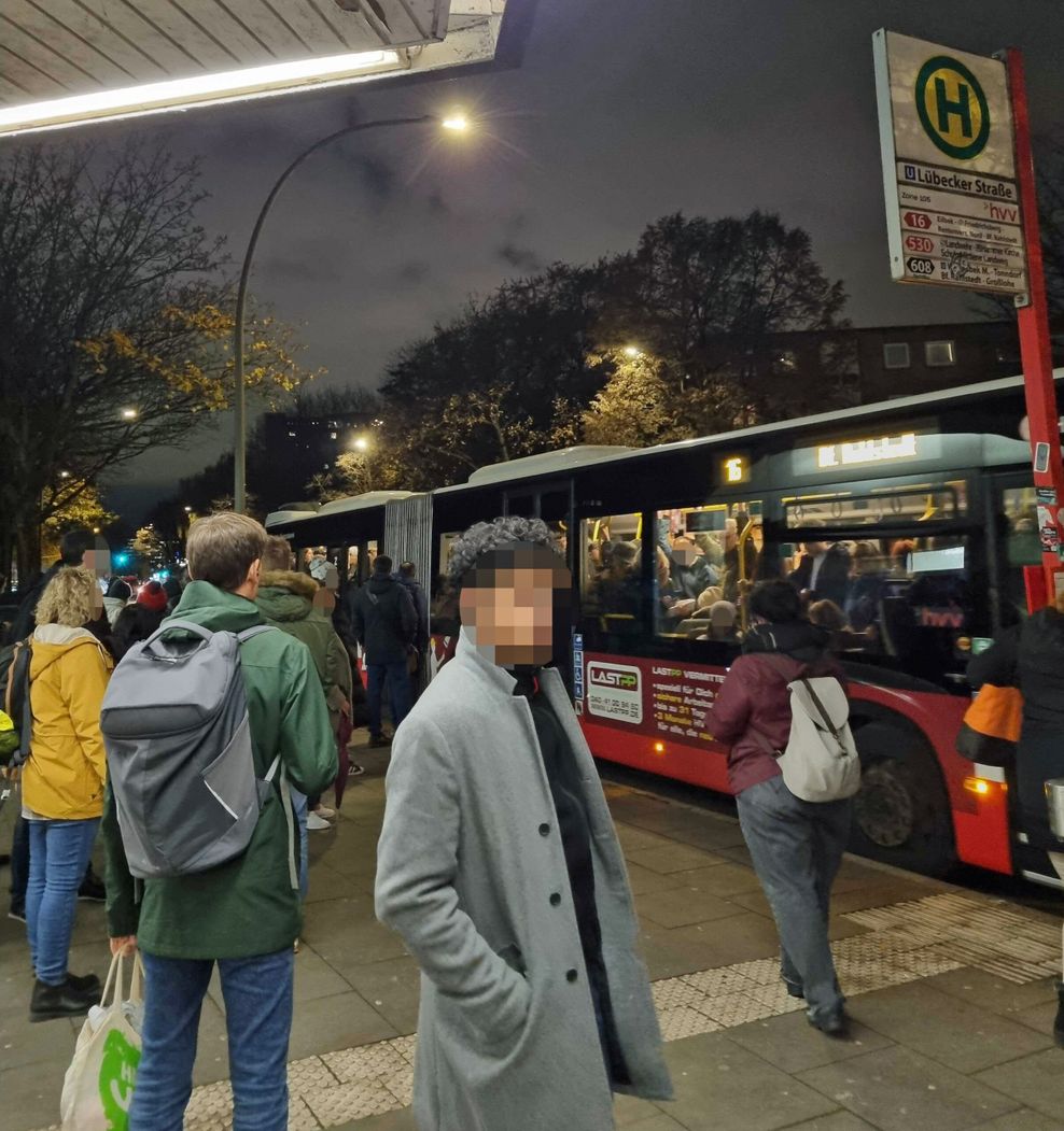 Auch nach Ende des Streiktags staute sich abends der Verkehr auf Hamburgs Straßen, viele Busse waren überfüllt – so wie hier in Hohenfelde.