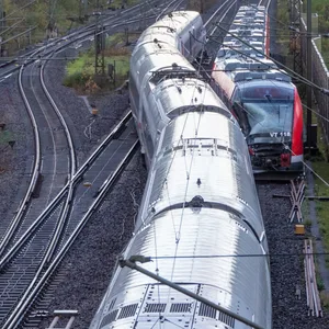 Der ICE war am Mittwochabend aus noch unbekannten Gründen mit dem Regionalzug zusammengestoßen.