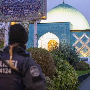 Mit einem Großaufgebot an Kräften ist die Polizei seit dem frühen Morgen an der Blauen Moschee im Einsatz.