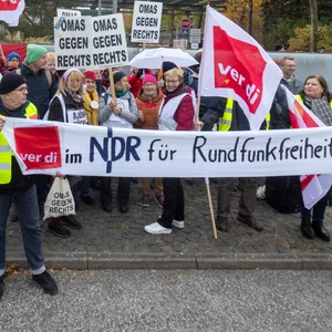 Rund 130 Personen - Mitarbeiter des NDR und Mitglieder des Hamburger Bündnisses gegen Rechts - demonstrierten gegen einen AfD-Besuch im Landesfunkhaus in Lokstedt.