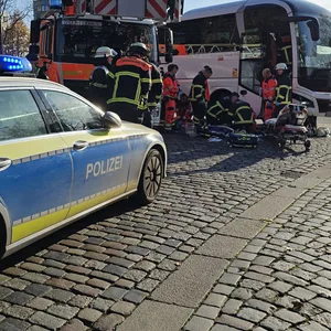 Rettungskräfte versorgen den Radfahrer.