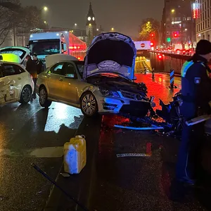 Die Unfallstelle vor dem Wallringtunnel in der Hamburger Innenstadt.