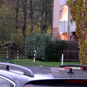 In der Wohnung werden Blendgranaten gezündet.