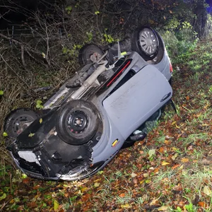 Teenager überschlägt sich mit Leichtkraftauto und hatte großes Glück