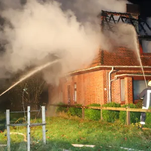 Flammen aus Dach – Großeinsatz im Norden