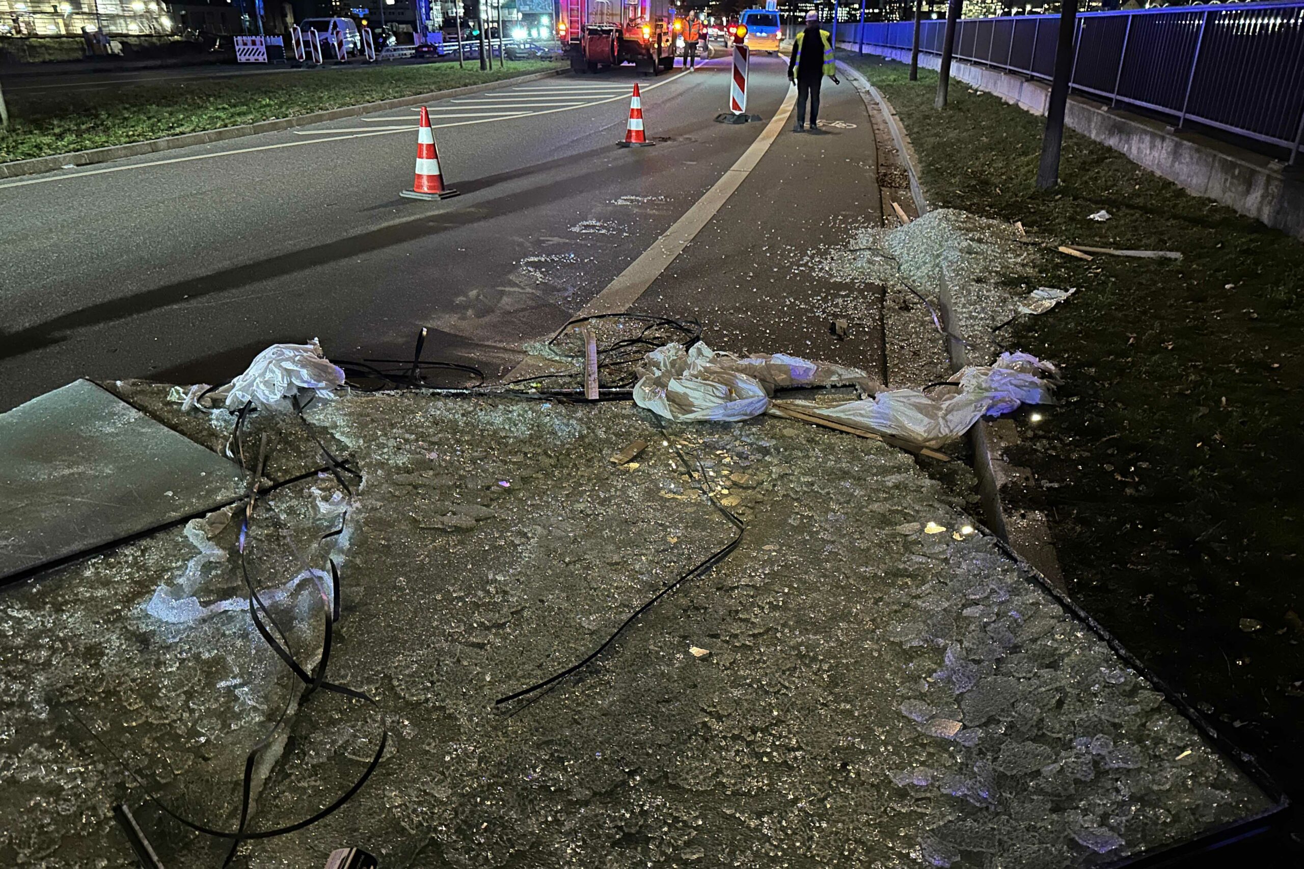 Mehrere 700 Kilo schwere Glasplatten blockierten die Versmannstraße.