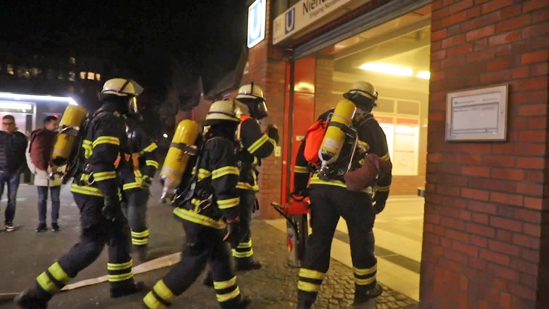Feuerwehrleute auf dem Weg zum Brandort an der U-Bahn-Station Niendorf Nord.