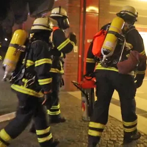 Feuerwehrleute auf dem Weg zum Brandort an der U-Bahn-Station Niendorf Nord.