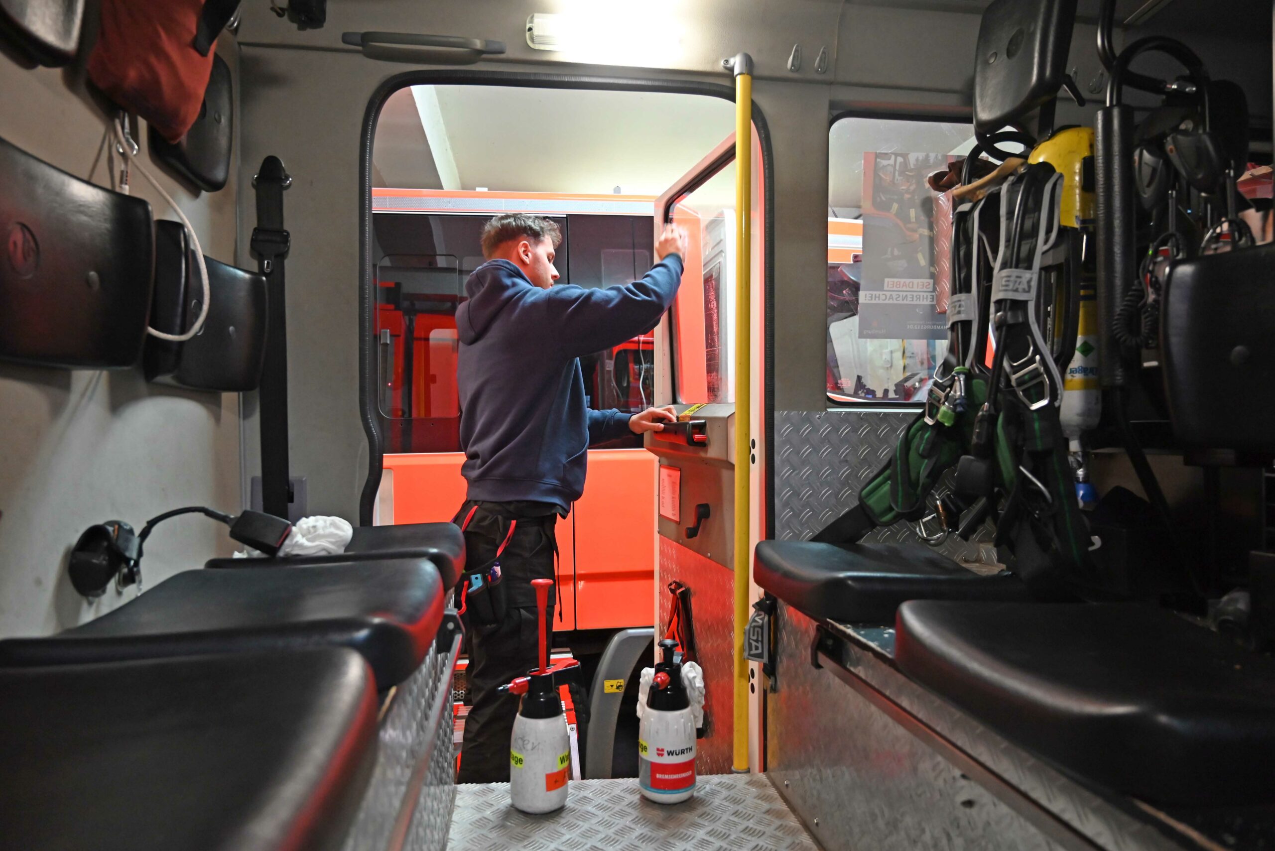 Aus Sorge vor Angriffen in der Silvesternacht – Feuerwehr rüstet Ensatzfahrzeuge mit Schutzfolie aus