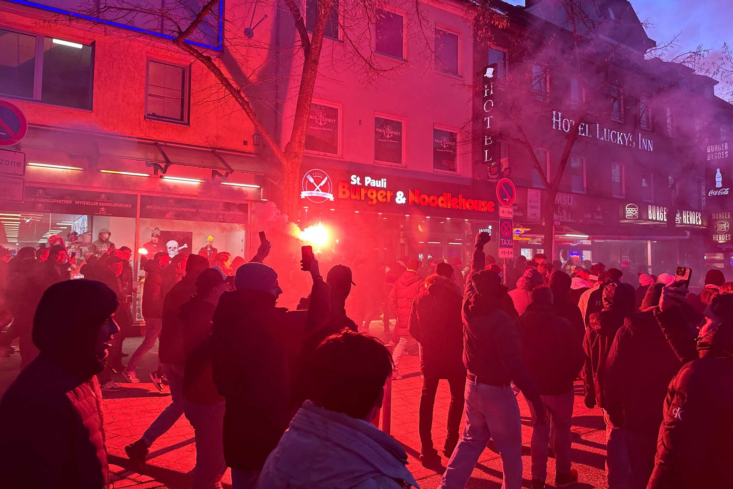 Antwerpen-Fans haben sich auf der Reeperbahn versammelt, um gemeinsam zum Stadion zu fahren – dabei wurde Pyrotechnik gezündet.