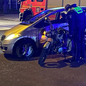 Der Unfall ereignete sich am Dienstagabend auf der Feldstraße. Im Hintergrund ist der Winterdom auf dem angrenzenden Heiligengeistfeld zu sehen.