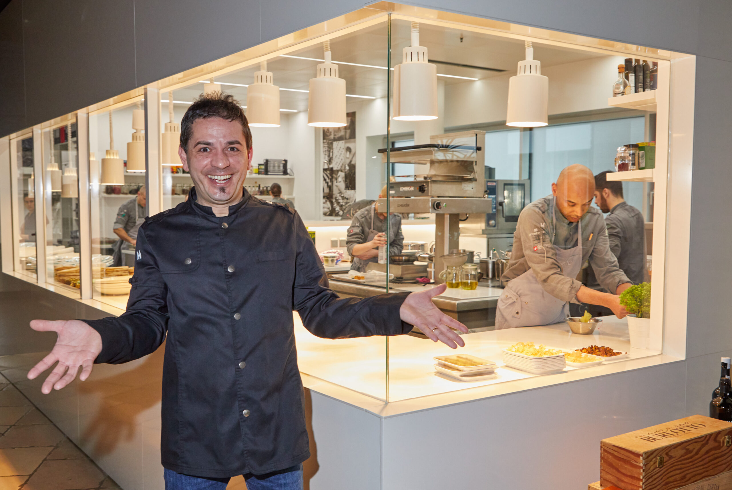 Mit Blick in die Küche: Spitzenkoch Matteo Ferrantino in seinem Sterne-Restaurant „Bianc“