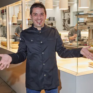 Mit Blick in die Küche: Spitzenkoch Matteo Ferrantino in seinem Sterne-Restaurant „Bianc“