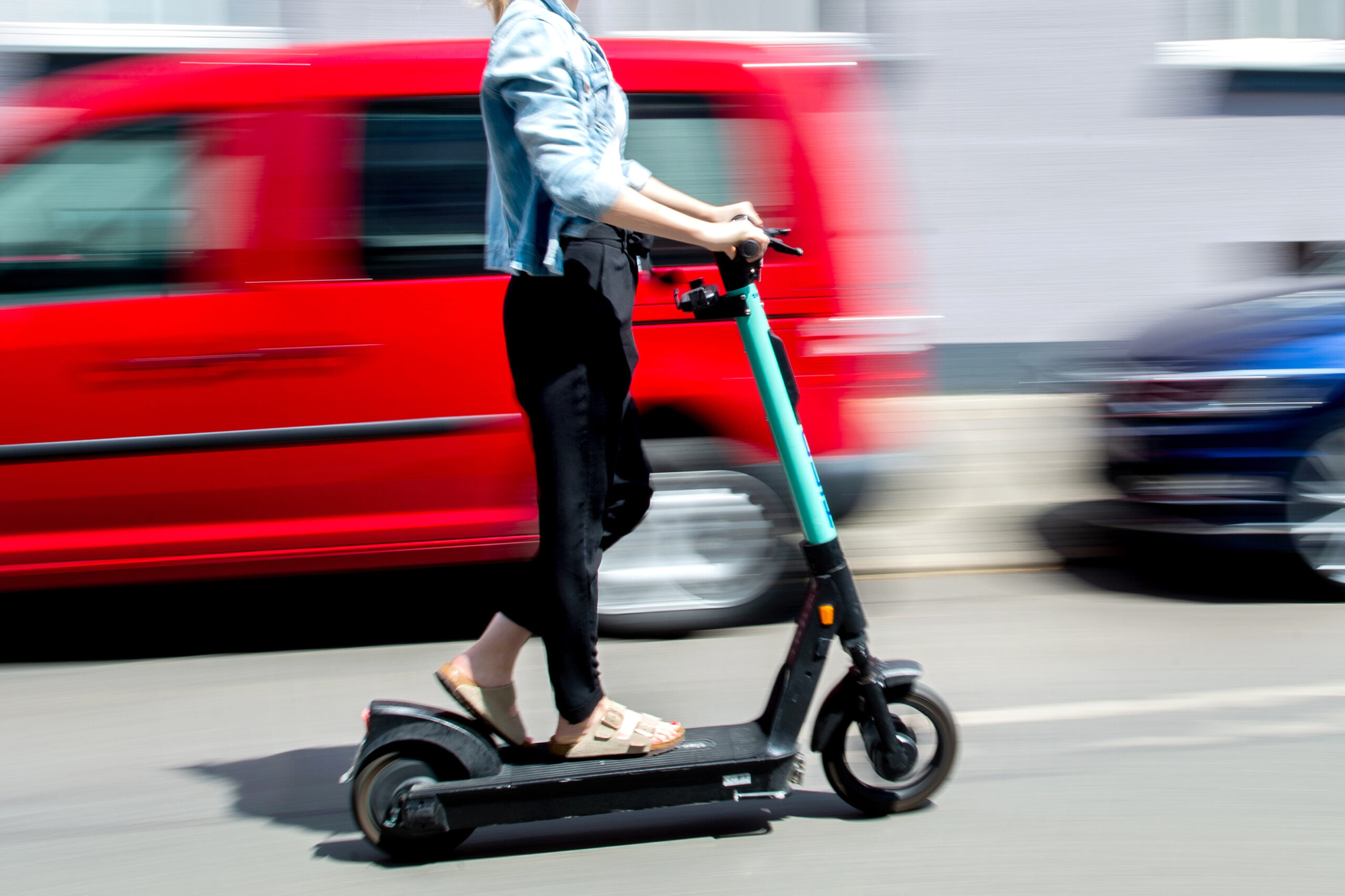 Eine Frau auf einem E-Scooter (Symbolbild)