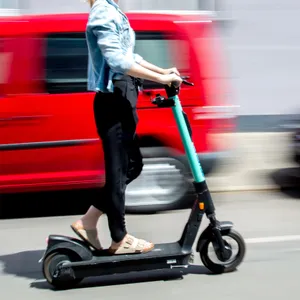 Eine Frau auf einem E-Scooter (Symbolbild)