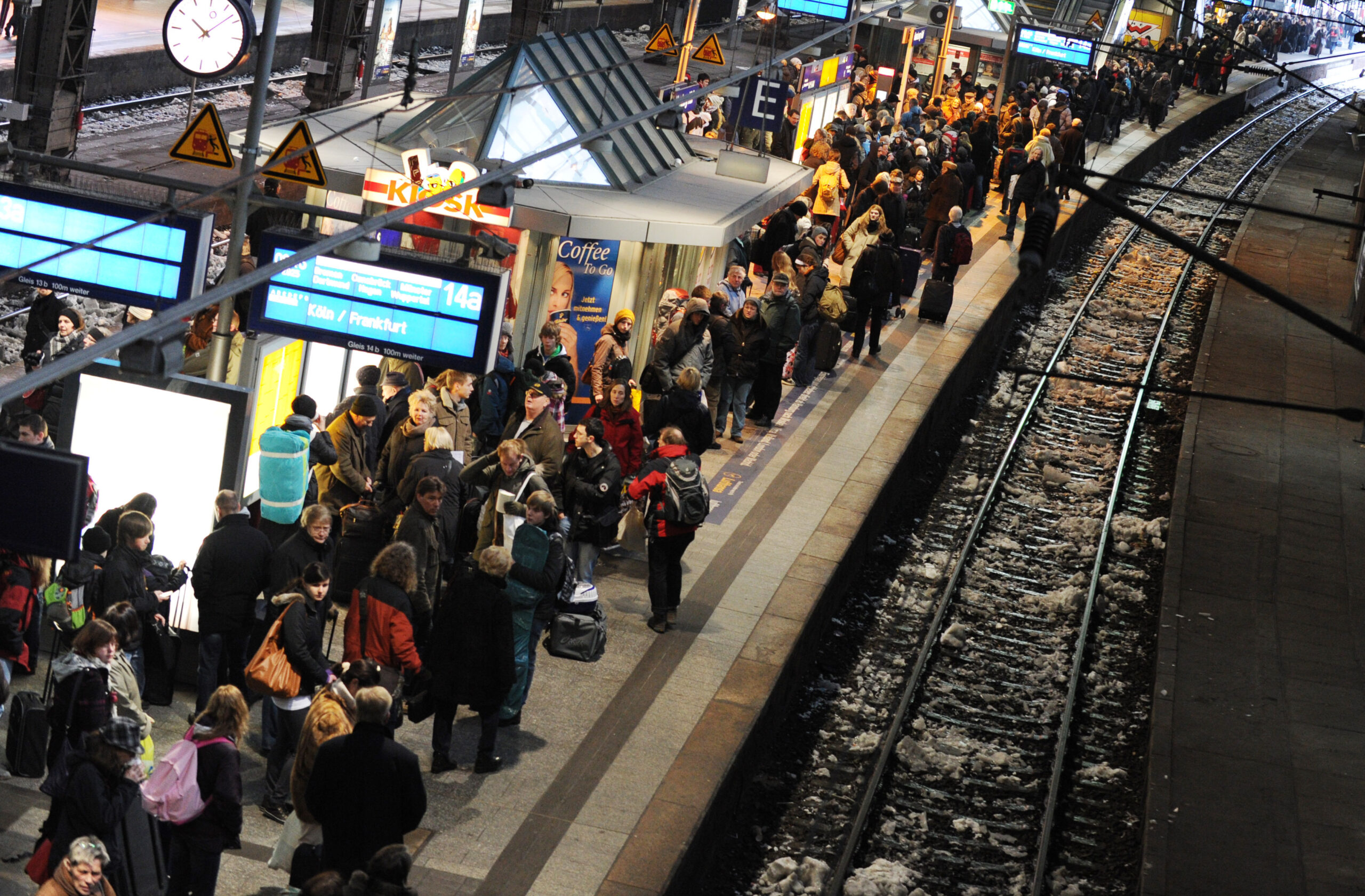 Reisende warten am Hamburger Hauptbahnhof auf ihren Zug.