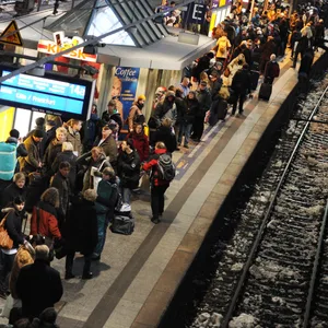Reisende warten am Hamburger Hauptbahnhof auf ihren Zug.