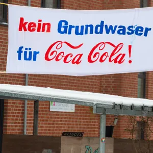 «Kein Grundwasser für Coca Cola» steht unter anderem auf einem Protest-Banner nahe des geplanten Coca-Cola-Brunnens.