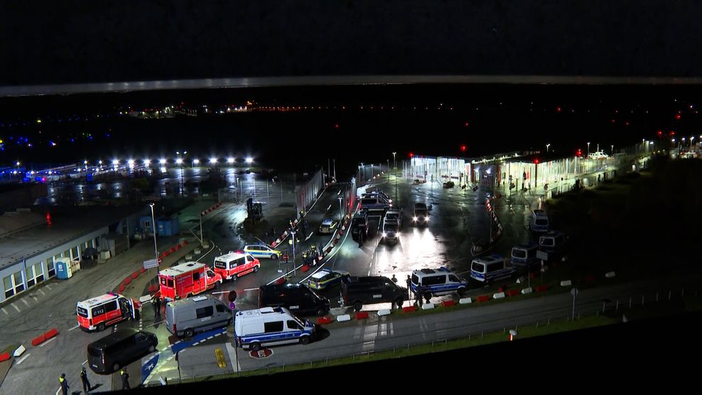 Polizei- und Feuerwehrkräfte sind am Flughafen iin Hamburg m Großeinsatz.