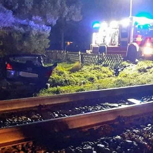 Rettungskräfte der Feuerwehr stehen an der Unfallstelle