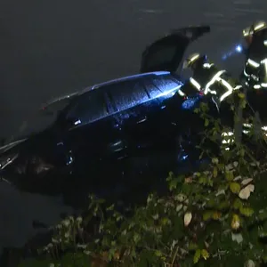 Die 17-Jährige verlor die Kontrolle über das Auto und landete zusammen mit der 18-jährigen Beifahrerin in der Elbe.