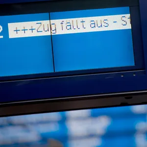 Eine Anzeige am Hamburger Hauptbahnhof zeigt die Ankündigung „Zug fällt aus“. (Symbolbild)