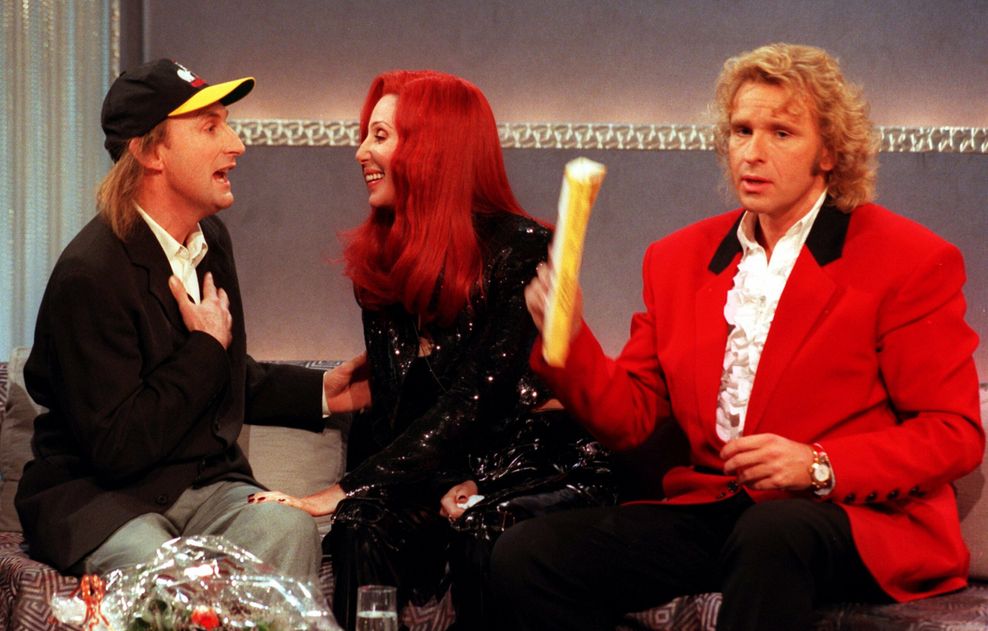 Pop-Legende Cher war schon öfter bei Thomas Gottschalk zu Gast. Im Dezember 1995 machte ihr Kult-Komiker Otto schöne Augen auf dem „Wetten, dass..?“-Sofa. (Archivbild)