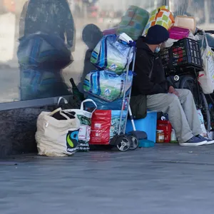 Obdachlose sitzen auf der Straße
