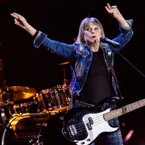 Suzi Quatro steht während einer TV-Aufzeichnung auf der Bühne. (Archivbild)