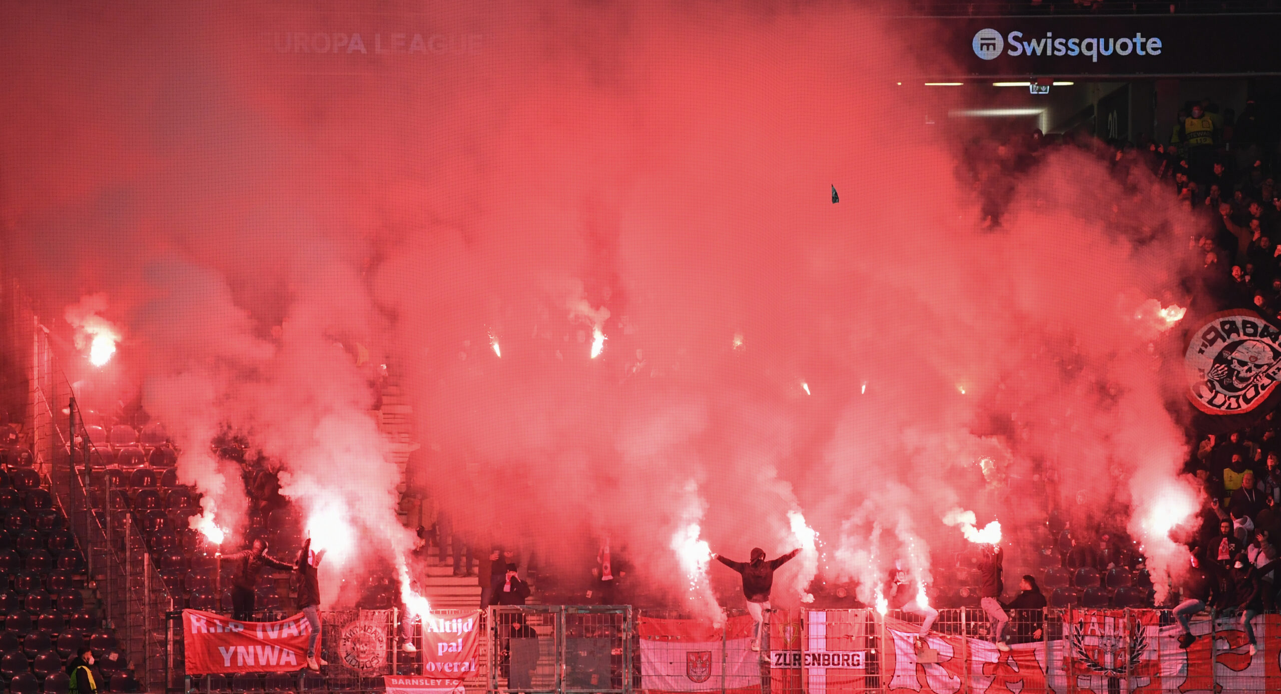 Die Fans vom FC Royal Antwerpen sind berühmt-berüchtigt: Hier brennen Ultras Feuerwerkskörper beim Europa League-Spiel gegen Eintracht Frankfurt am 25. November 2021 ab.