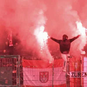 Die Fans vom FC Royal Antwerpen sind berühmt-berüchtigt: Hier brennen Ultras Feuerwerkskörper beim Europa League-Spiel gegen Eintracht Frankfurt am 25. November 2021 ab.