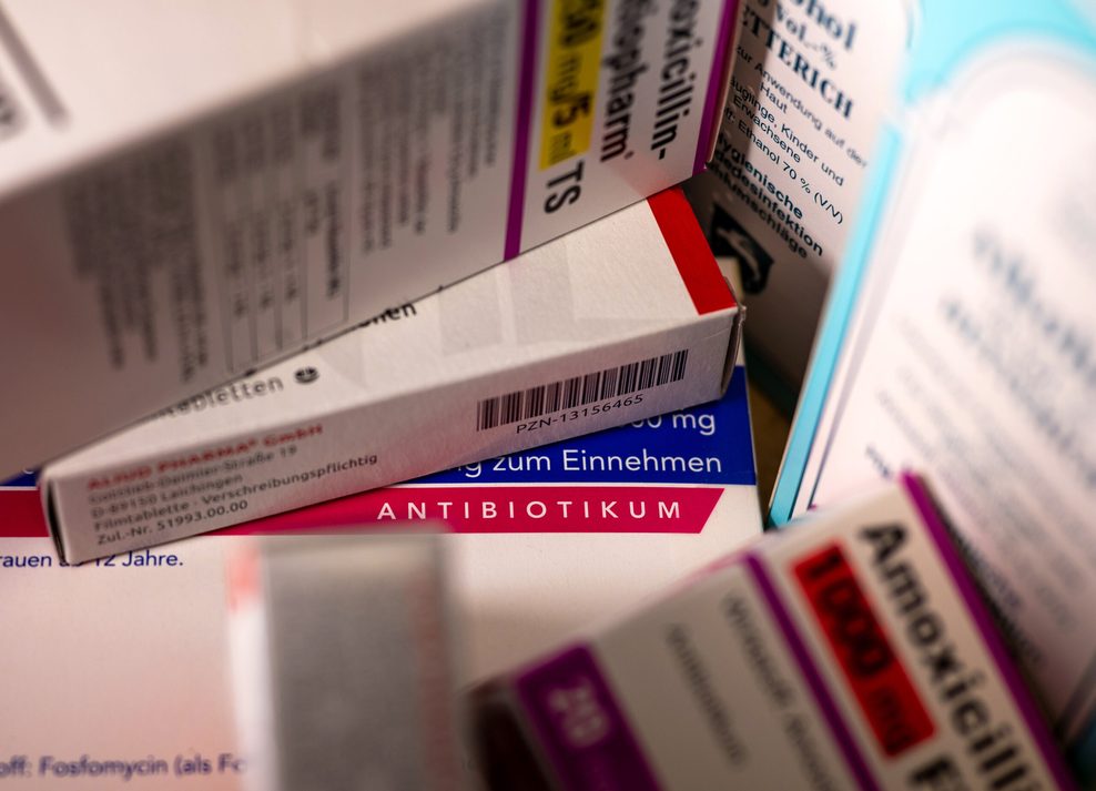 Diverse Packungen Antibiotika liegen auf einem Tisch in einer Apotheke. (Symbolbild)