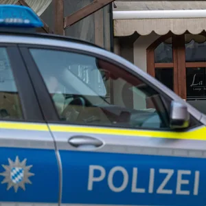 Ein Polizeifahrzeug steht vor dem Lokal in Weiden, nach dessen Besuch ein 52-Jähriger an einer Vergiftung mit flüssigem Ecstasy-Wirkstoff gestorben war. (Archivbild)