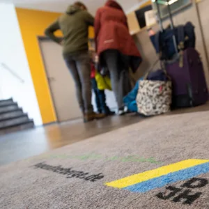 Eine Familie kommt in einer Jugendherberge an.