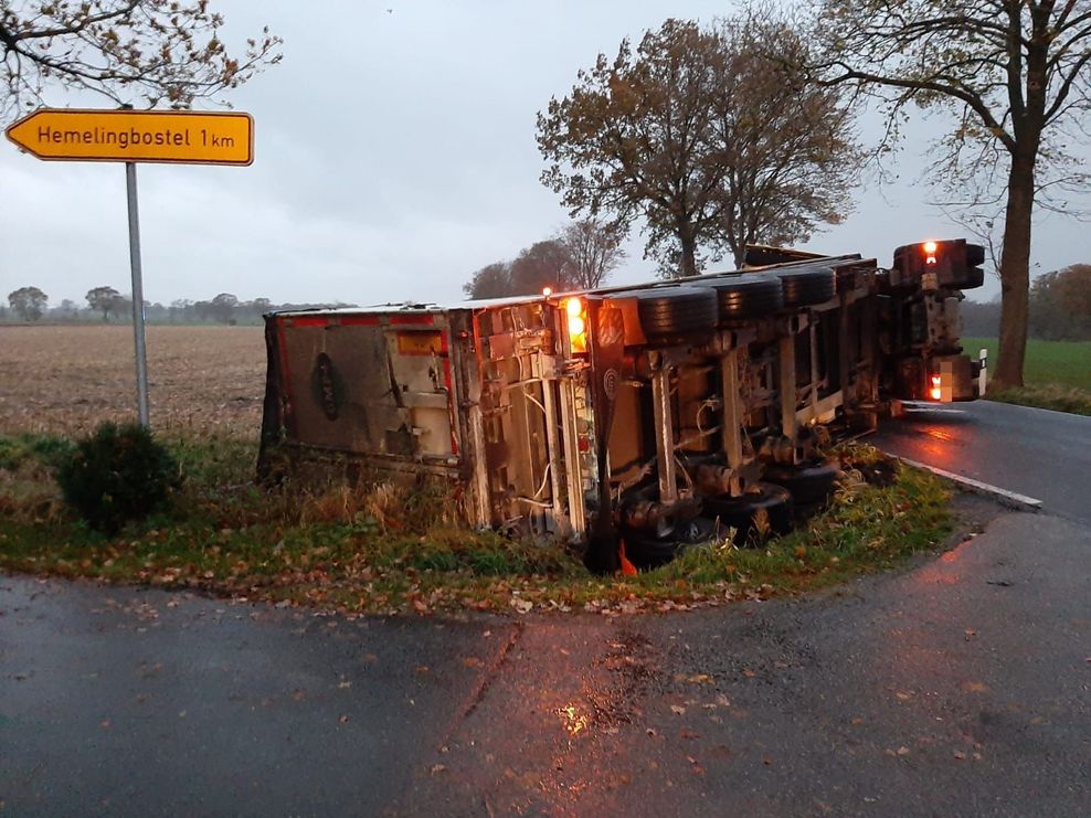 Der Lkw stürzte auf die Seite.