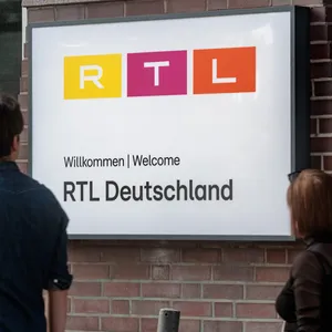 Am Gruner + Jahr-Verlagshaus am Baumwall hängt das Logo von RTL Deutschland. (Symbolbild)