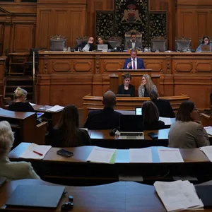 Die Abgeordneten sitzen im Plenarsaal während der Sitzung der Hamburgischen Bürgerschaft im Rathaus.