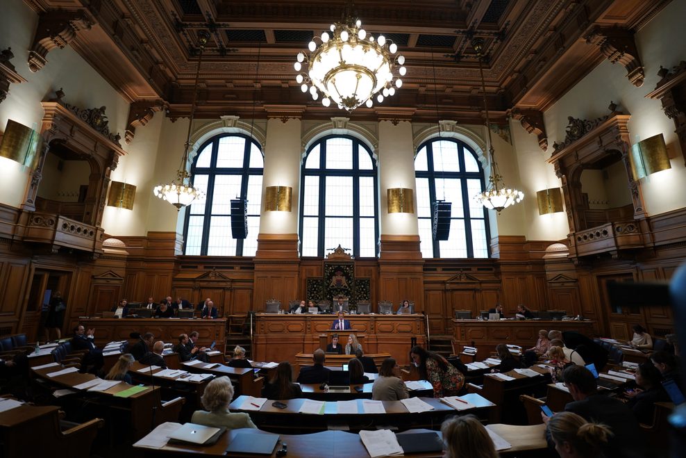 Die Abgeordneten sitzen im Plenarsaal während der Sitzung der Hamburgischen Bürgerschaft im Rathaus.