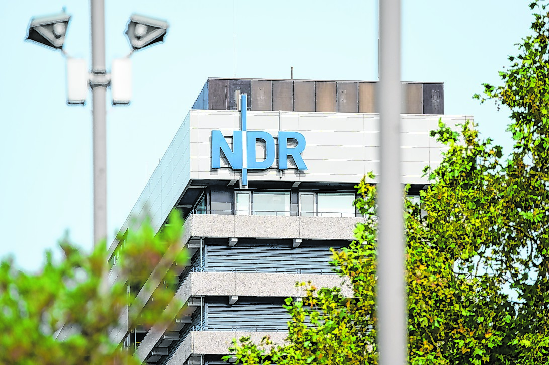 Am NDR-Hochhaus in Hamburg-Lokstedt hängt ein Logo mit der Aufschrift „NDR“.