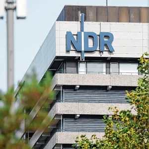 Am NDR-Hochhaus in Hamburg-Lokstedt hängt ein Logo mit der Aufschrift „NDR“.