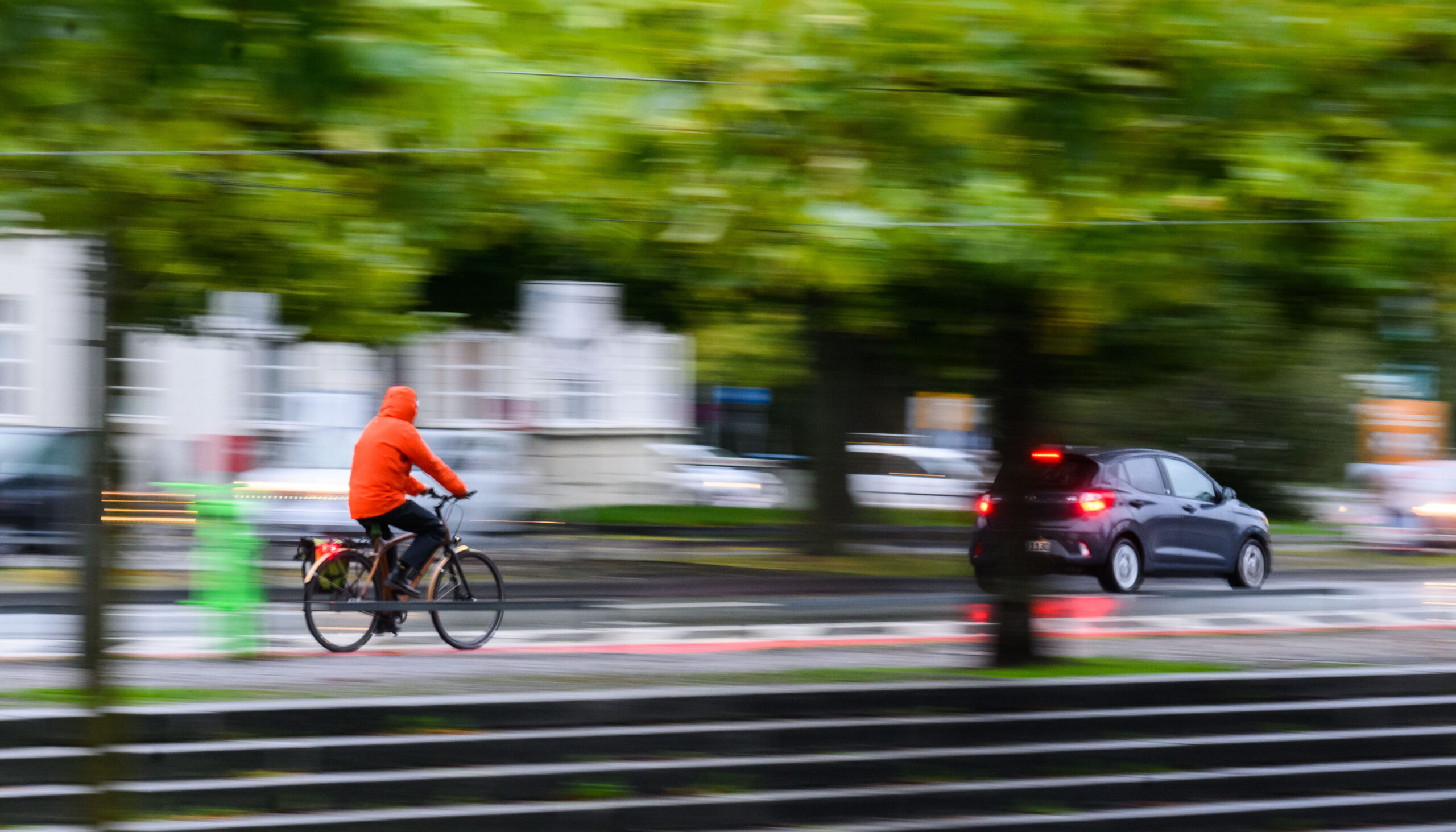 Rad- und Autofahrer in der Innenstadt von Hannover.