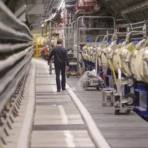 Ein Mitarbeiter geht im Tunnel neben dem Teilchenbeschleuniger Hera des Deutschen Elektronen-Synchrotron (DESY) in Hamburg entlang (Archivbild).