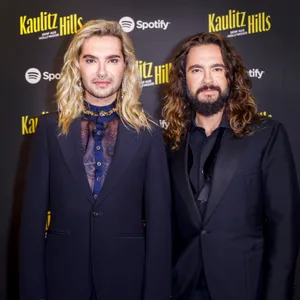 Bill (l.) und Tom Kaulitz haben am Donnerstagabend ihren Podcast „Kaulitz Hills“ live vor 2000 Zuschauer:innen in der Elphi aufgenommen.