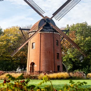 Die Rügenwalder Mühle steht in Bad Zwischenahn und ist das markante Logo des gleichnamigen Unternehmens. (Archivbild)