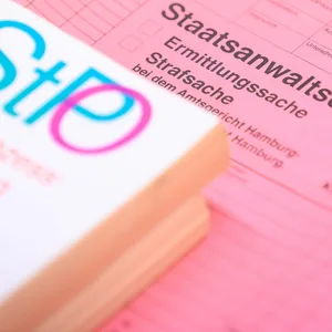 Eine Ausgabe der Strafprozessordnung (StPO) liegt auf einem Aktenordner mit der Aufschrift „Staatsanwaltschaft Ermittlungssache Strafsache“. (Symbolbild)