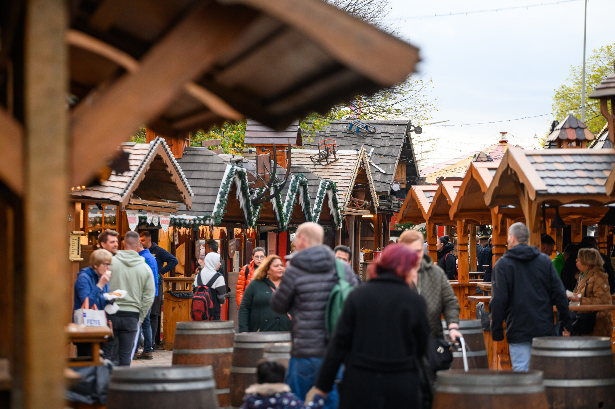 Der Wandsbeker Winterzauber ist offiziell kein Weihnachtsmarkt – die Buden im Almhütten-Design sorgen für eine gemütliche Stimmung. (Archivbild)