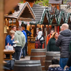 Der Wandsbeker Winterzauber ist offiziell kein Weihnachtsmarkt – die Buden im Almhütten-Design sorgen für eine gemütliche Stimmung. (Archivbild)