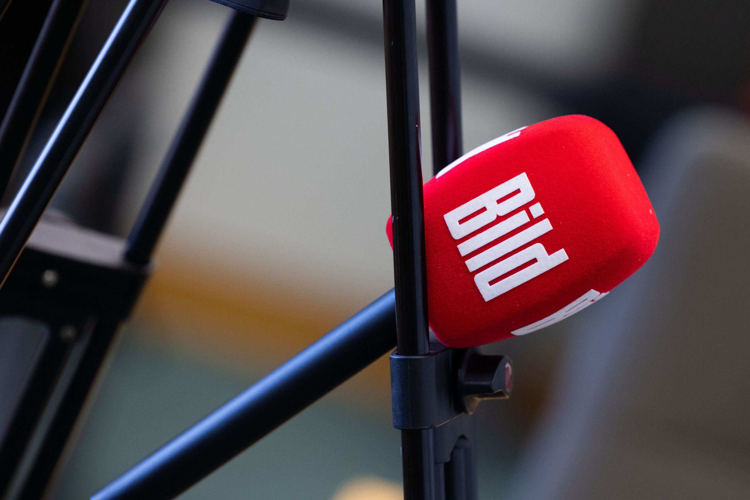 Ein Mikrofon mit dem Logo von „Bild“ steckt im Landgericht in einem Kamerastativ. Zum Jahresende stellt Axel Springer das TV-Programm ein. (Symbolbild)