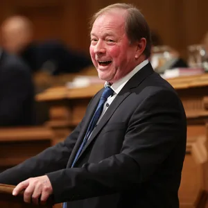 Hat gut lachen: Dirk Nockemann wurde mit großer Mehrheit für weitere zwei Jahre zum Landesvorsitzenden der Hamburger AfD gewählt.