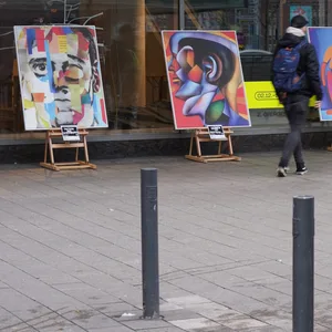 Anfang 2023 erzählte die KI-generierte Ausstellung „Homeless Gallery“ die Lebensgeschichten von Hamburger Obdachlosen in der Hamburger Innenstadt. (Archivbild)